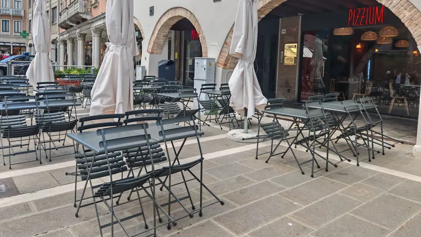 Sedie e tavolini per bere l’aperitivo