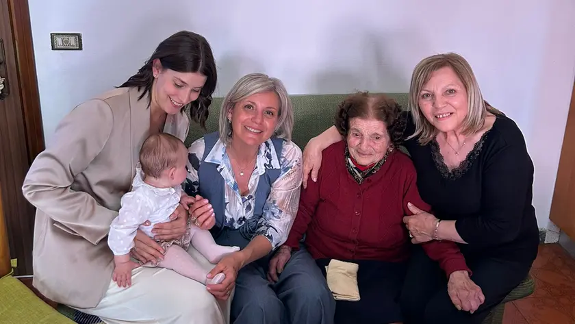Le donne di cinque generazioni in festa a Eraclea