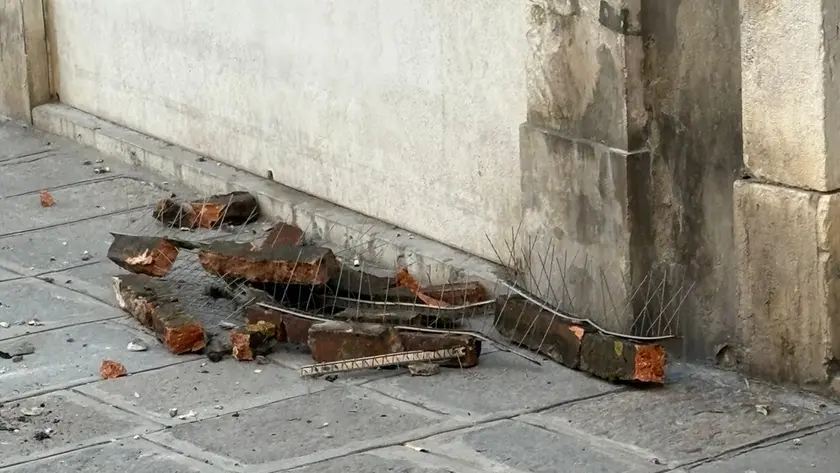 Il cornicione crollato