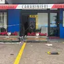 Il bancomat esploso (foto Bortoluzzi)
