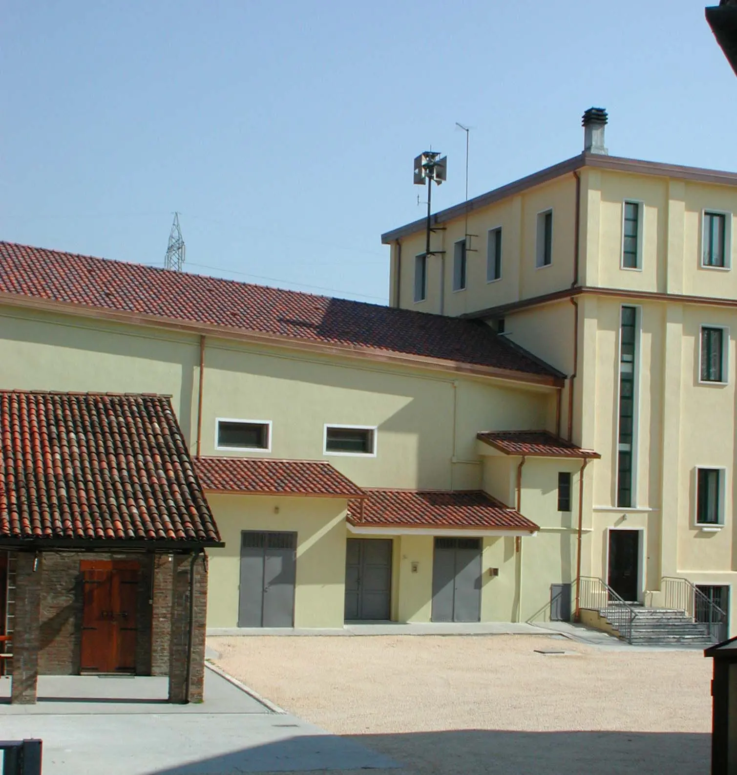 LE SIRENE DI ALLARME SOPRA LA PARROCCHIA DI MALCONTENTA CONTRO LE EVENTUALI FUGHE DI GAS DAL PETROLCHIMICO DI MARGHERA