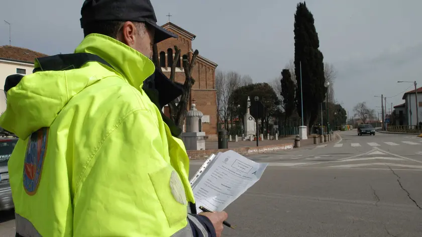 allarme con sistema di comunicazione 'simage' tramite sms - internet e pannelli luminosi con messaggi variabili in foto LA PROTEZIONE CIVILE PER LA SIMULAZIONE DI UN ALLARME CHIMICO CON LA PROVA SIRENE SIRENA