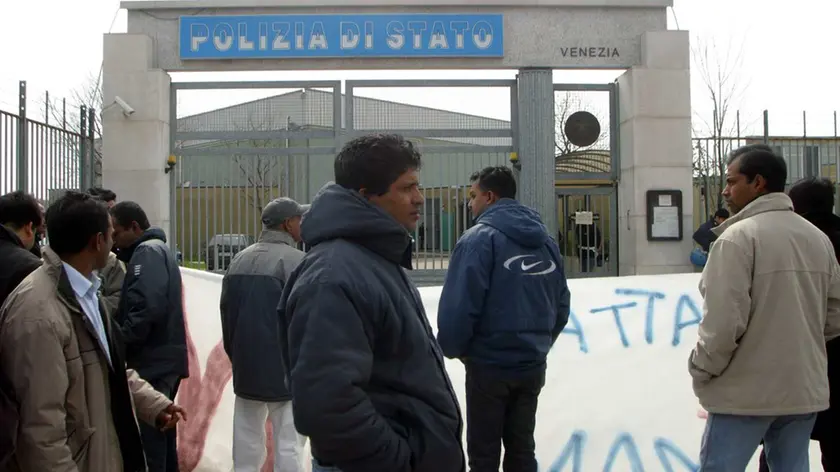Una protesta degli anni scorsi davanti agli uffici della questura in via Nicolodi a Marghera