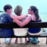 Giulia Chiti, la mamma Lyudmyla e Anna Chiti su una panchina davanti al mare
