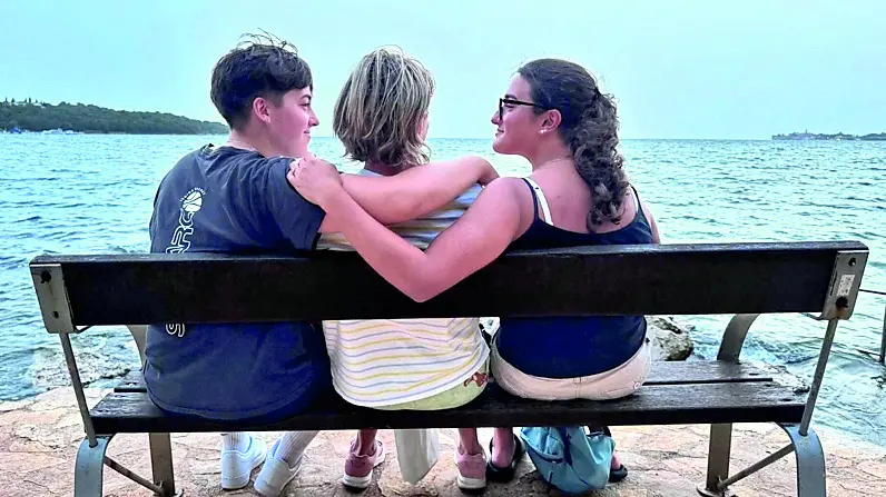 Giulia Chiti, la mamma Lyudmyla e Anna Chiti su una panchina davanti al mare