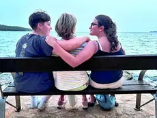 Giulia Chiti, la mamma Lyudmyla e Anna Chiti su una panchina davanti al mare