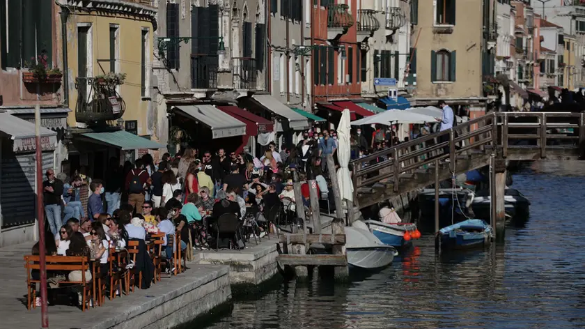 Giovani in fondamenta degli Ormesini all'ora dell'aperitivo