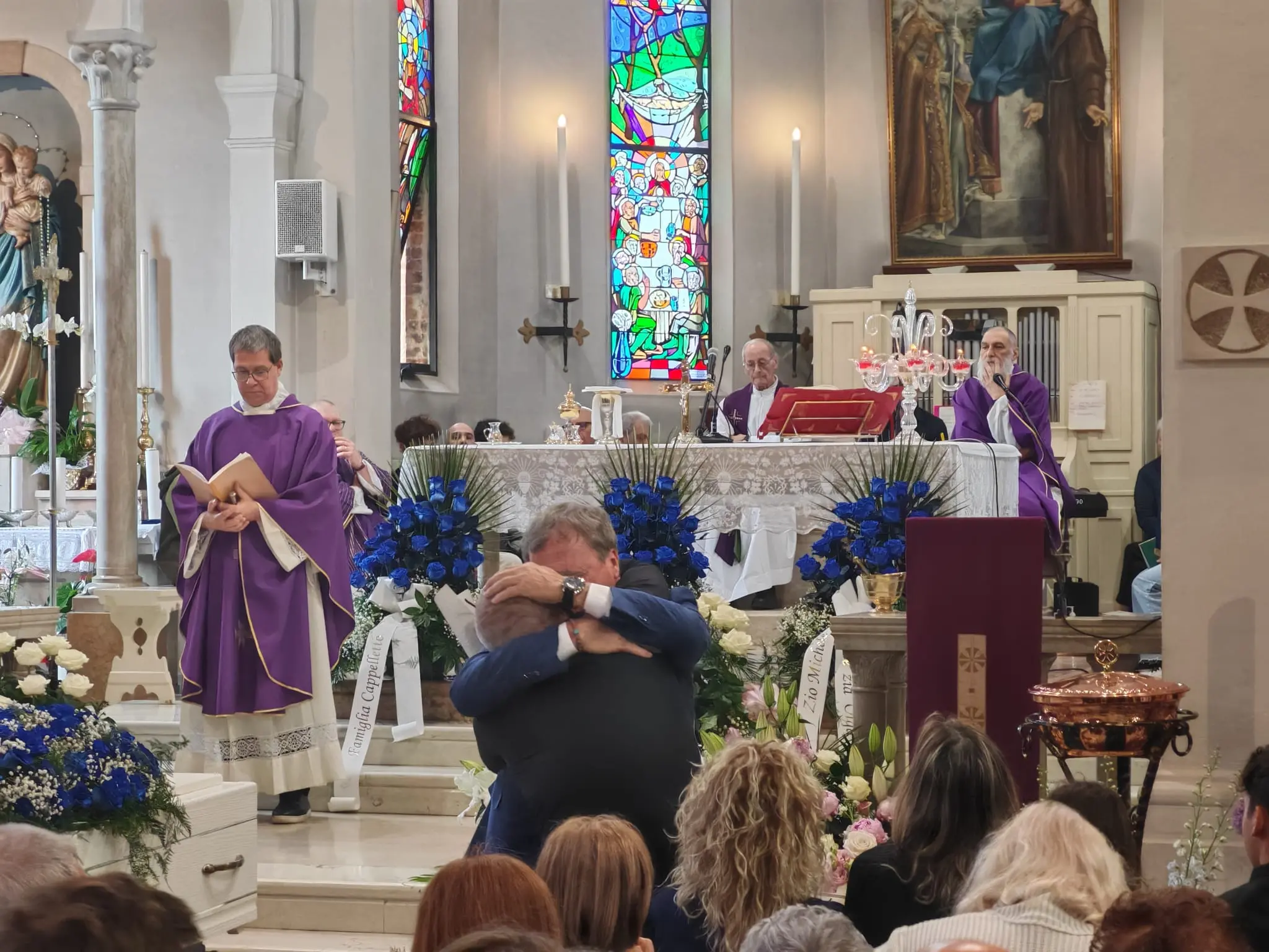 L'abbraccio in chiesa tra il sindaco Brugnaro e il papà di Anna Chiti, Umberto