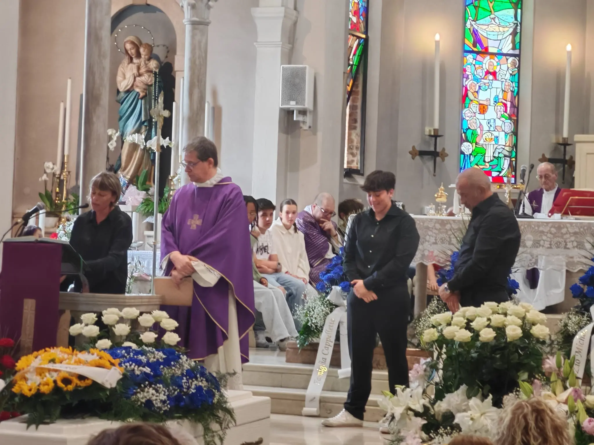 La famiglia Chiti sull'altare per ricordare Anna