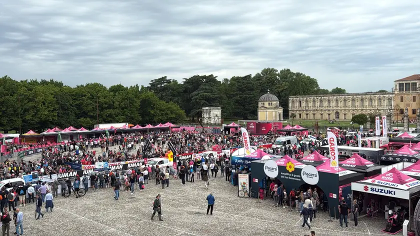 La carovana del Giro d'Italia a Piazzola sul Brenta per la partenza di tappa (foto Piran)