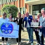 Il brindisi della sindaca Nadia Zanchin e di alcuni suoi sostenitori all’esterno del municipio subito dopo la proclamazione (foto Bortoluzzi)