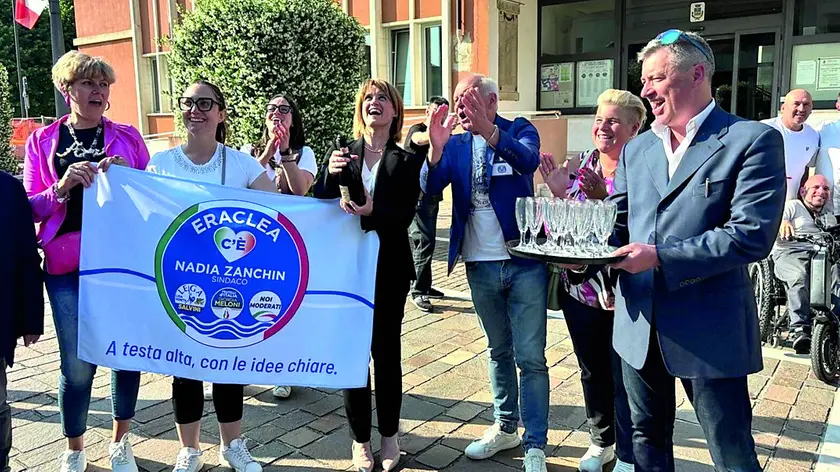 Il brindisi della sindaca Nadia Zanchin e di alcuni suoi sostenitori all’esterno del municipio subito dopo la proclamazione (foto Bortoluzzi)