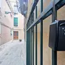 Una key box davanti a una locazione turistica a Venezia