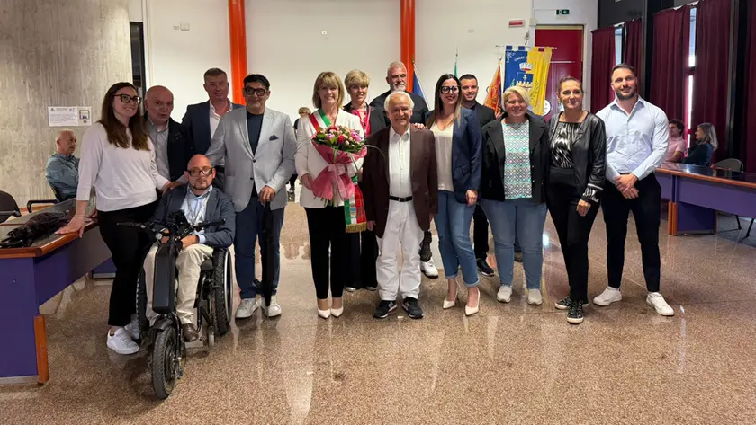 La sindaca di Eraclea Nadia Zanchin dopo la proclamazione con la sua squadra