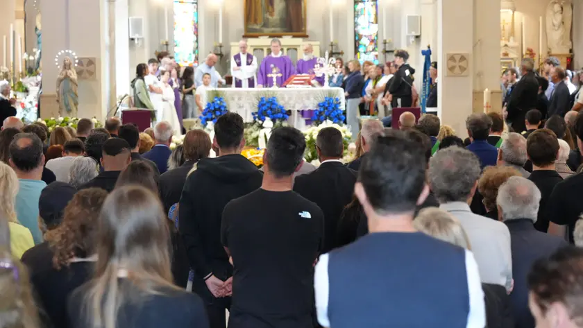 La chiesa gremita per i funerali di Anna Chiti (foto Lorenzo Pòrcile)