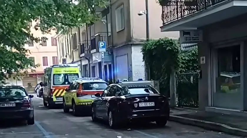 L'intervento dei carabinieri e del Suem 118 (Foto dal gruppo La voce del quartiere Piave)