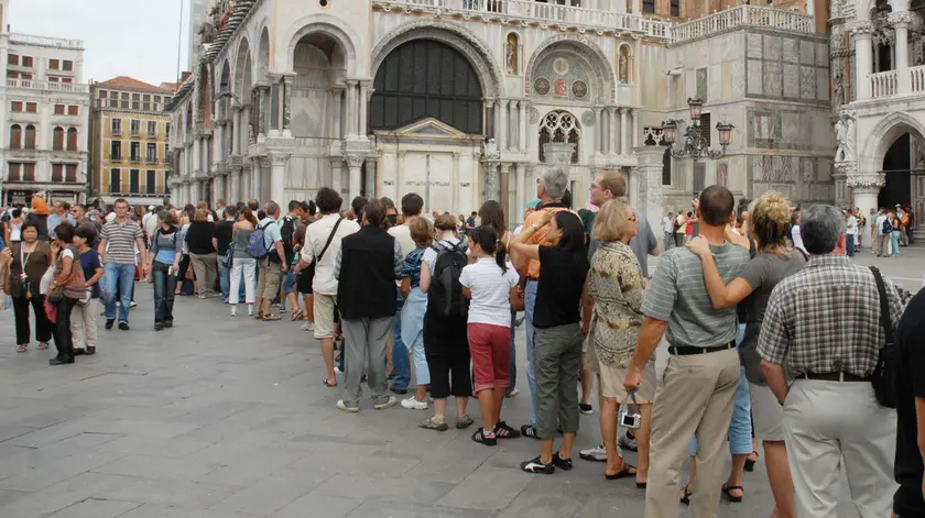 Turisti in coda per l'accesso alla Basilica di San Marco