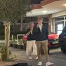 I genitori di Jannik Sinner, Siglinde e Hans Peter, a passeggio in via Bafile a Jesolo