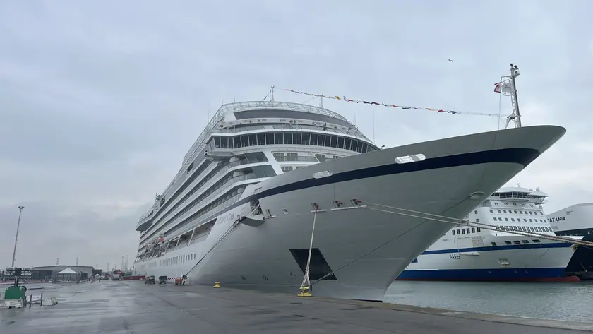 Una nave da crociera ormeggiata al Terminal traghetti e passeggeri di Fusina