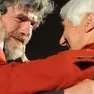 Un abbraccio tra Reinhold Messner e il conosciutissimo alpinista Walter Bonatti
