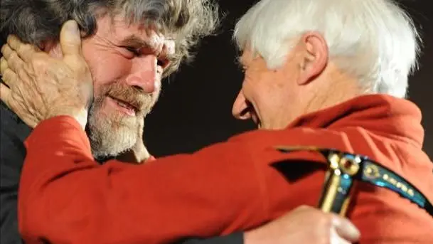 Un abbraccio tra Reinhold Messner e il conosciutissimo alpinista Walter Bonatti