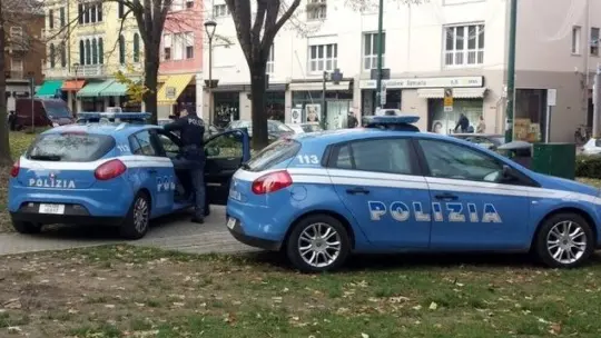 Due Volanti della polizia di Stato