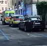 Una pattuglia dei carabinieri e i mezzi del 118