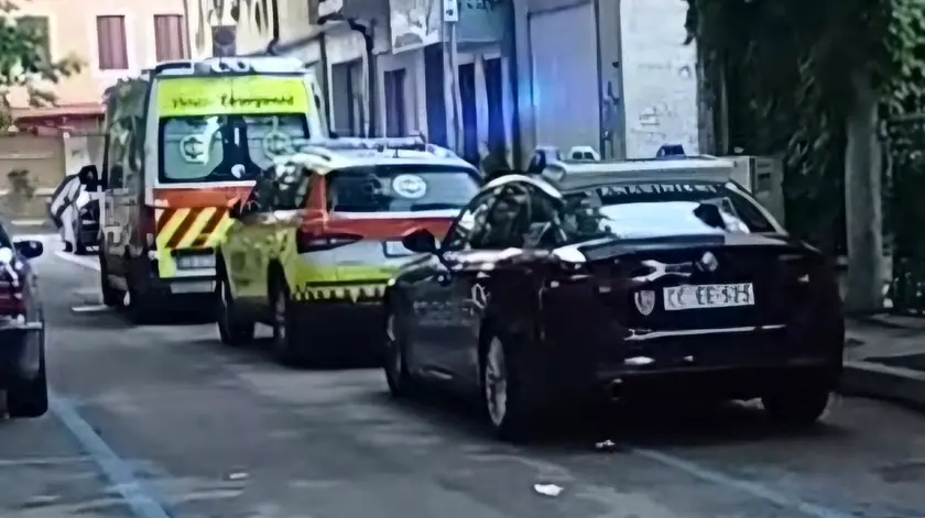 Una pattuglia dei carabinieri e i mezzi del 118