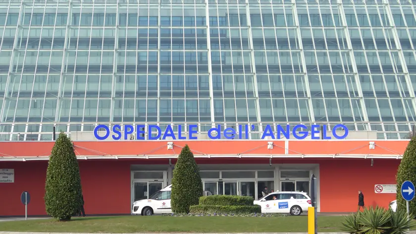 L'uomo è stato ricoverato all'ospedale Angelo di Mestre