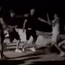 Un frame della rissa sugli scogli