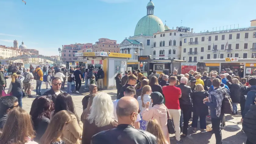 Lunghe code agli imbarcaderi Actv della stazione Santa Lucia