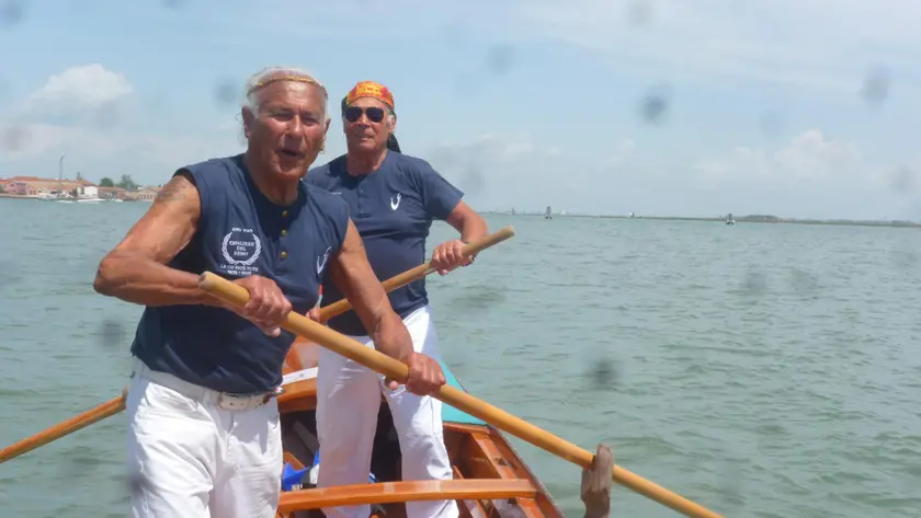 Dino Vian detto “el Moro”, classe 1935, insieme al compagno di vogate Franco Tonello, di 86 anni