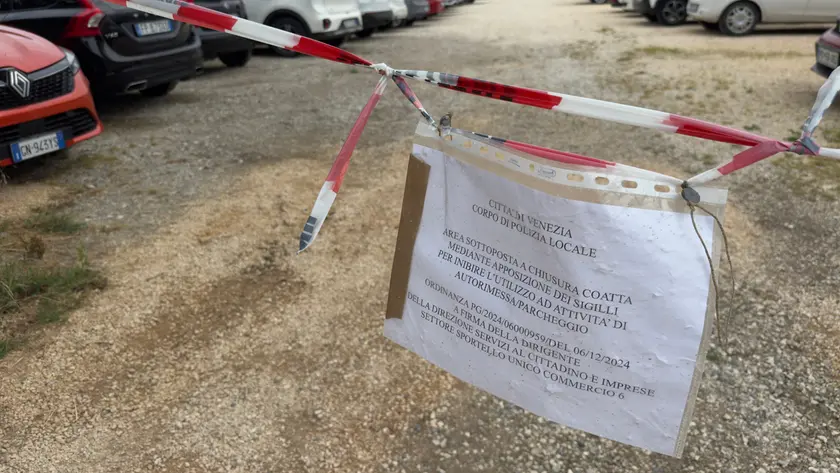 L’avviso di sequestro affisso all’entrata del parcheggio (foto Lorenzo Pòrcile)