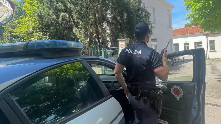 La polizia davanti all'Istituto comprensivo Giulio Cesare