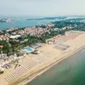 Una foto panoramica degli stabilimenti di Venezia Spiagge e delle capanne nell’area di San Nicolò