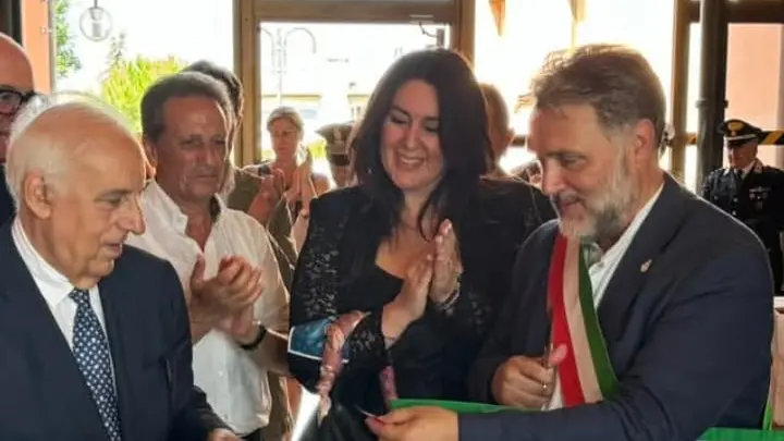 Elena Zennaro al centro ad una inaugurazione con il sindaco Mauro Armelao