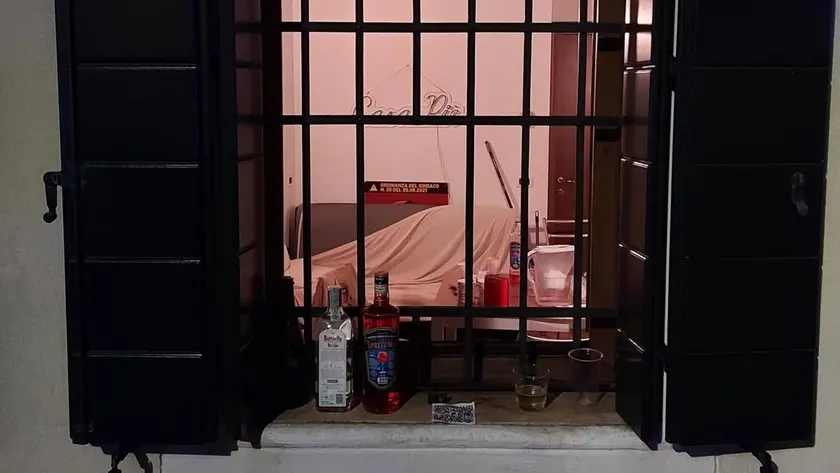 Il bar abusivo in via del Portello a Padova (foto Questura di Padova)