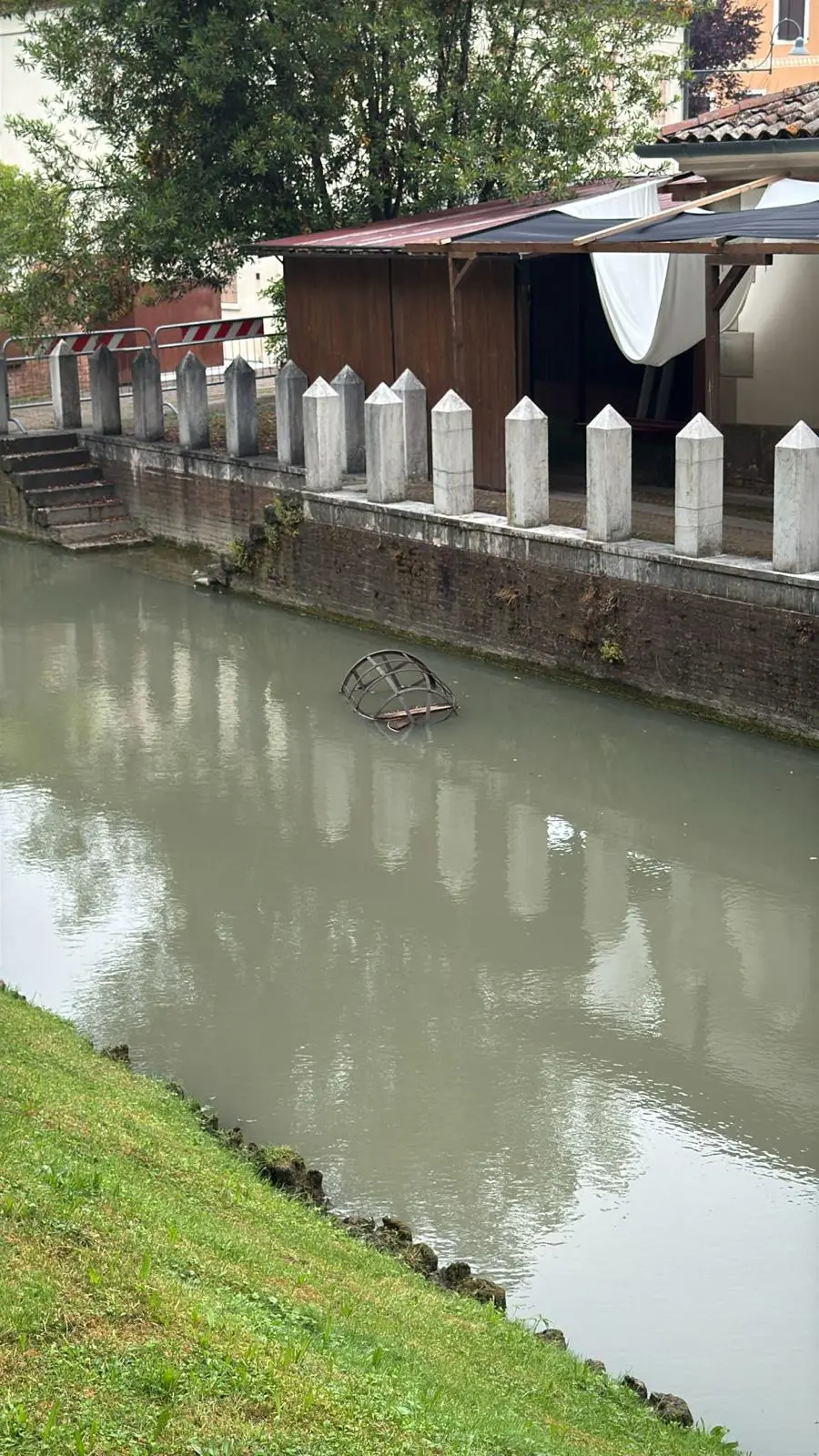 La gabbia delle torture buttata in acqua
