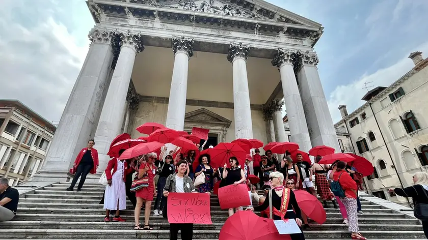 Il flash mob fuori da San Simeon Piccolo