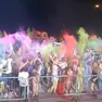 Un momento dell’Holi festival dei colori in golena tra musica, influencer e luci