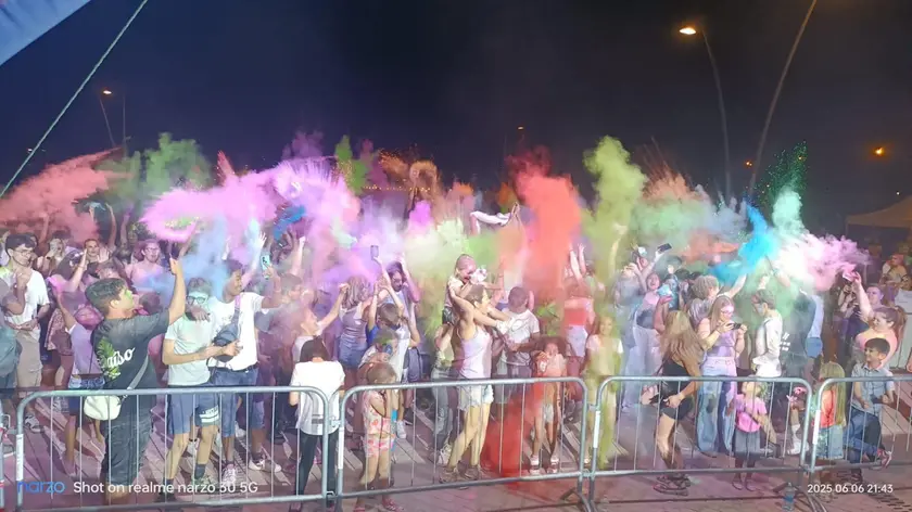 Un momento dell’Holi festival dei colori in golena tra musica, influencer e luci