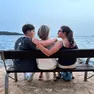 Giulia Chiti, la mamma Lyudmyla e Anna Chiti su una panchina davanti al mare