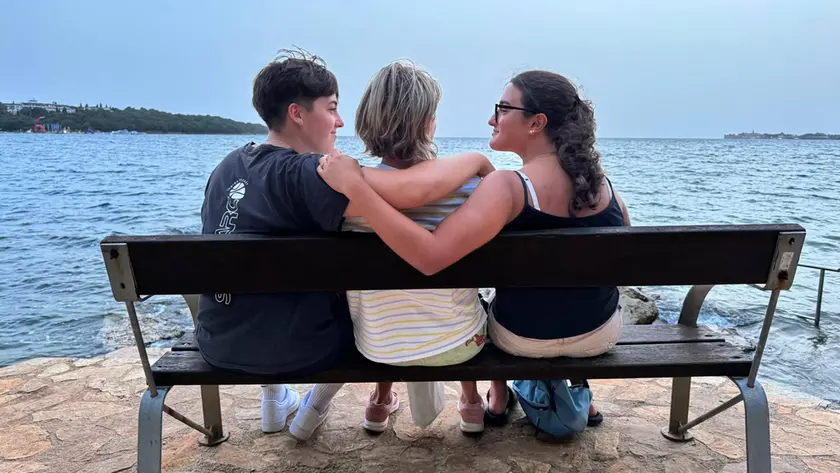 Giulia Chiti, la mamma Lyudmyla e Anna Chiti su una panchina davanti al mare