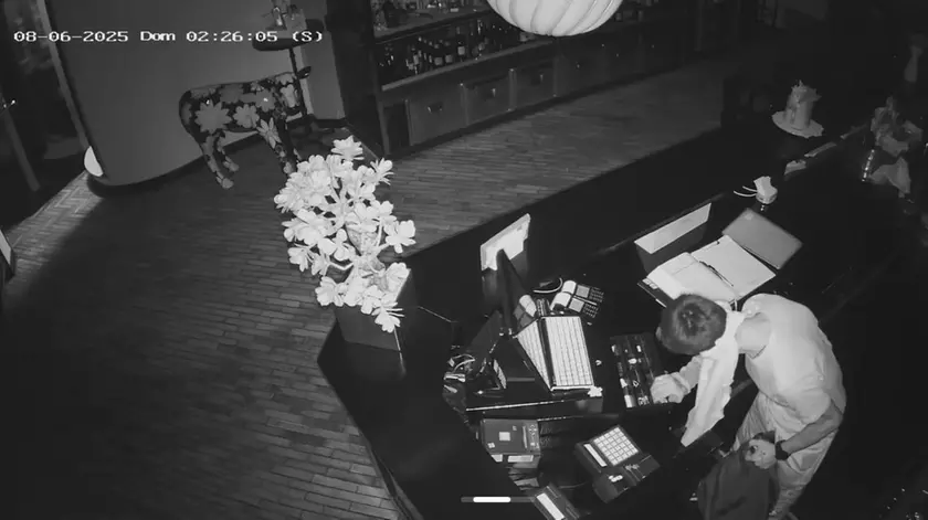 Il ladro ripreso dalle telecamere della videosorveglianza