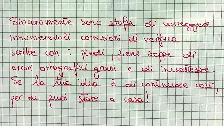 La nota scritta dalla maestra sul quaderno di un alunno di quinta elementare