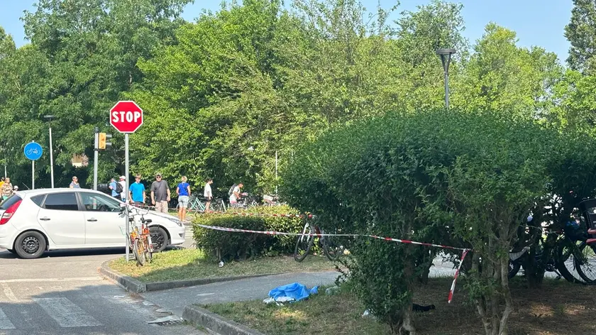 Il luogo dell'accoltellamento a Bibione