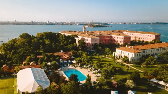 Un’immagine dell’hotel del lusso Clemente Palace Hotel