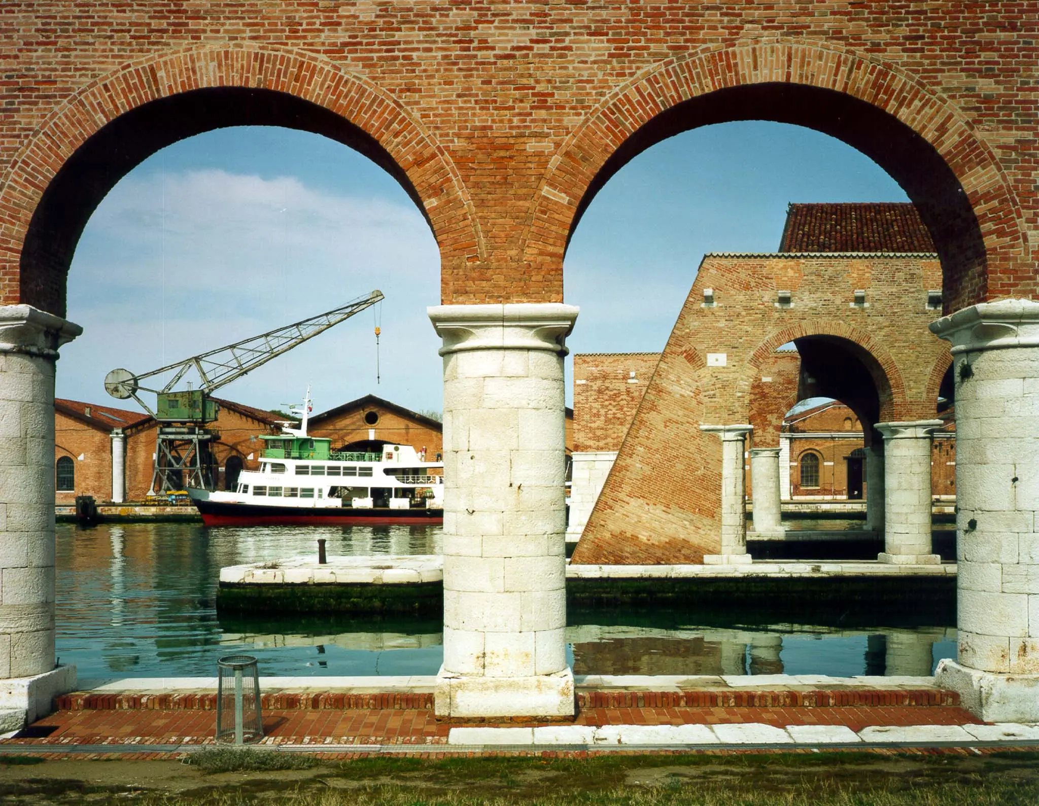 19990427-VENEZIA-ALR: BIENNALE DI VENEZIA: LARGO AI GIOVANI E ARSENALE RESTAURATO. Un angolo dell' Arsenale di Venezia, restaurato e riadattato, dove si svolgera' la 48/a edizione della Biennale, presentata oggi a Roma, che sara' aperta al pubblico dal 13 giugno al 7 novembre. ANSA / PAL