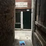 I cartelli per terra in calle dei Cerchieri a Venezia