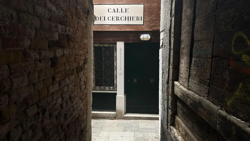 I cartelli per terra in calle dei Cerchieri a Venezia